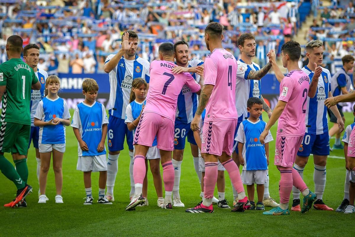 Los jugadores del Eldense saludando a los del Espanyol antes del partido de este pasado domingo en Cornellà-El Prat