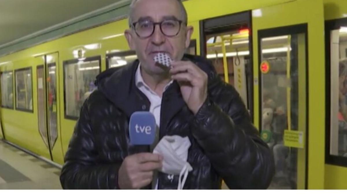 Un corresponsal de TVE se come un billete de metro de cannabis