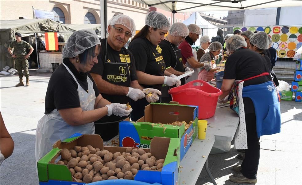 Miles de personas comen en la plaza del Pilar alimentos que iban a desecharse