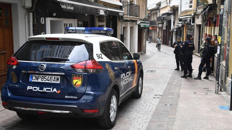 Agentes de la Policía Nacional en una intervención en la calle de la Barrera. |   // VÍCTOR ECHAVE