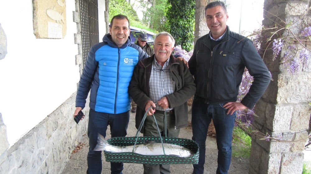 "El Sastrín", con el "Campanu" de Asturias tras capturarlo en el Sella.