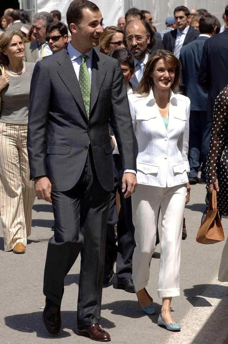 El rey Felipe VI y la reina Letizia en la Feria del Libro de Madrid en el año 2005