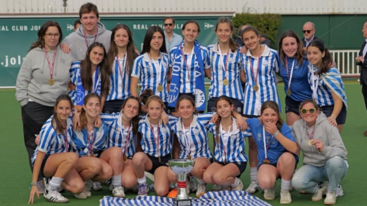 El Club Egara amb el trofeu de la victoria a Bilbao