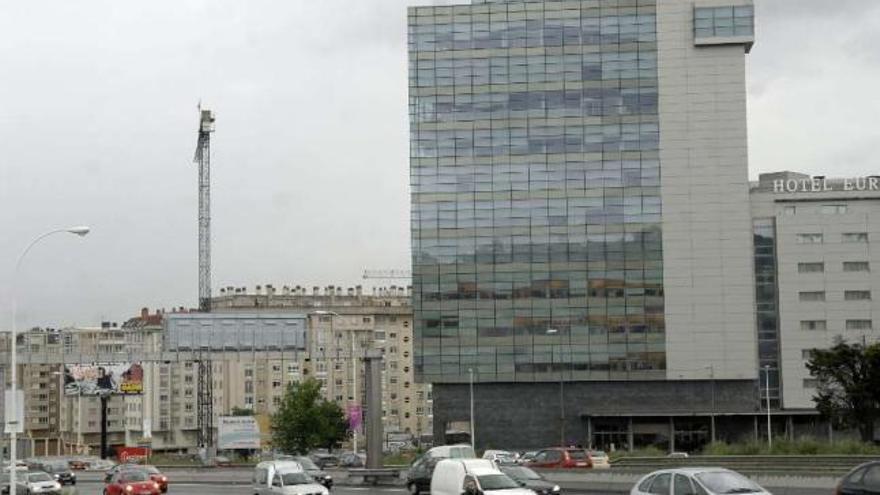 Fachada del edificio Proa, situado en Matogrande. / fran martínez