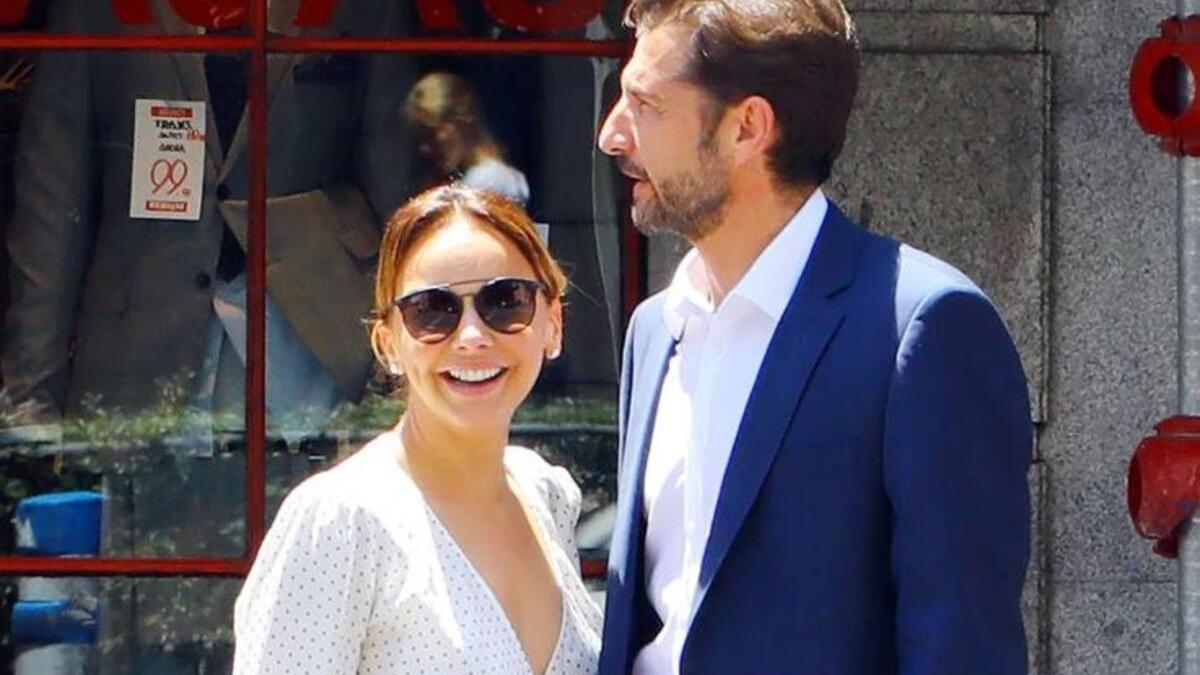 Chenoa y su marido, Miguel Sánchez Encinas por las calles de Madrid