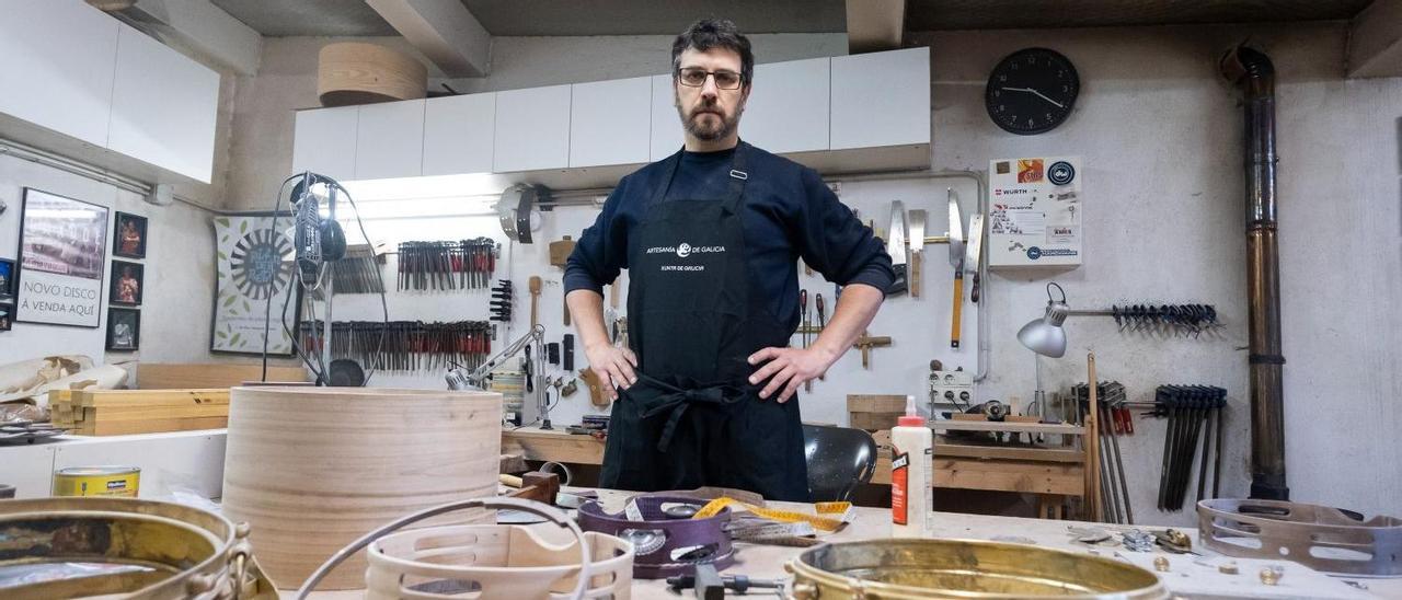 Los viejos oficios: Xosé Tunhas, artesano de instrumentos de percusión