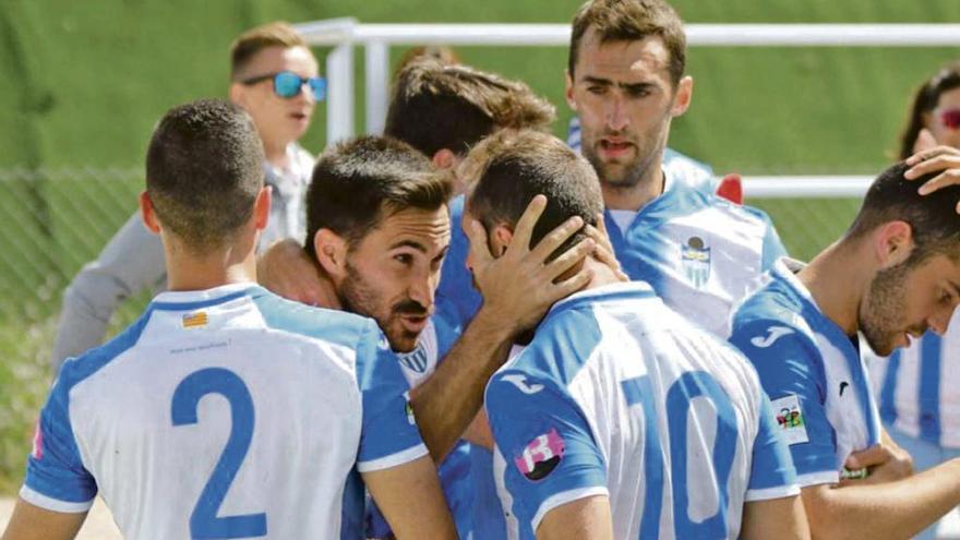 Xisco Hernández, baja en el encuentro de este mediodía ante el Ontinyent, celebra el tanto de la victoria en Sagunto.