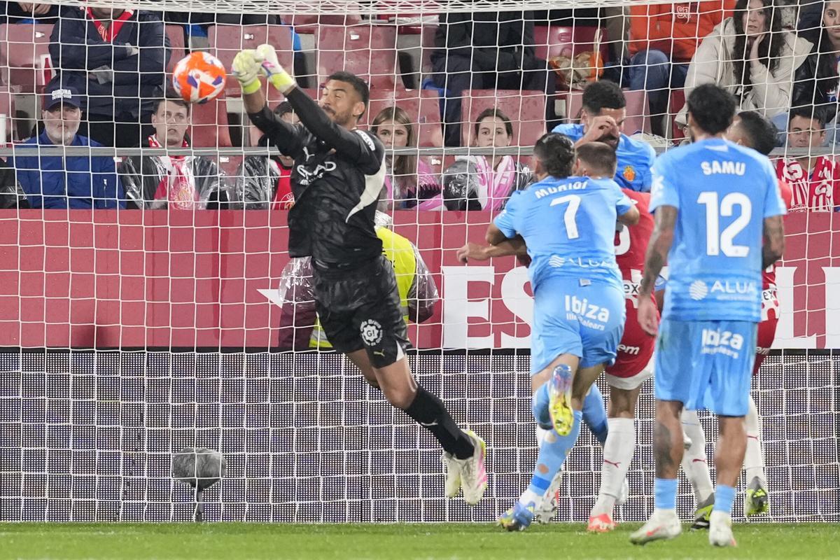 Girona's goalkeeper Paulo Gazzaniga (L) saves a ball during the matchday 34 of LaLiga EA Sports between Girona FC and RCD Mallorca at the Montilivi Stadium in Girona, Spain, 5 May 2025. EFE/David Borrat