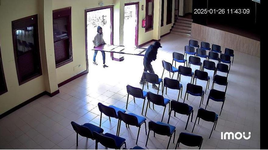 Investigados dos vecinos de A Coruña tras el robo de puertas y ventanas de un edificio público en Vedra
