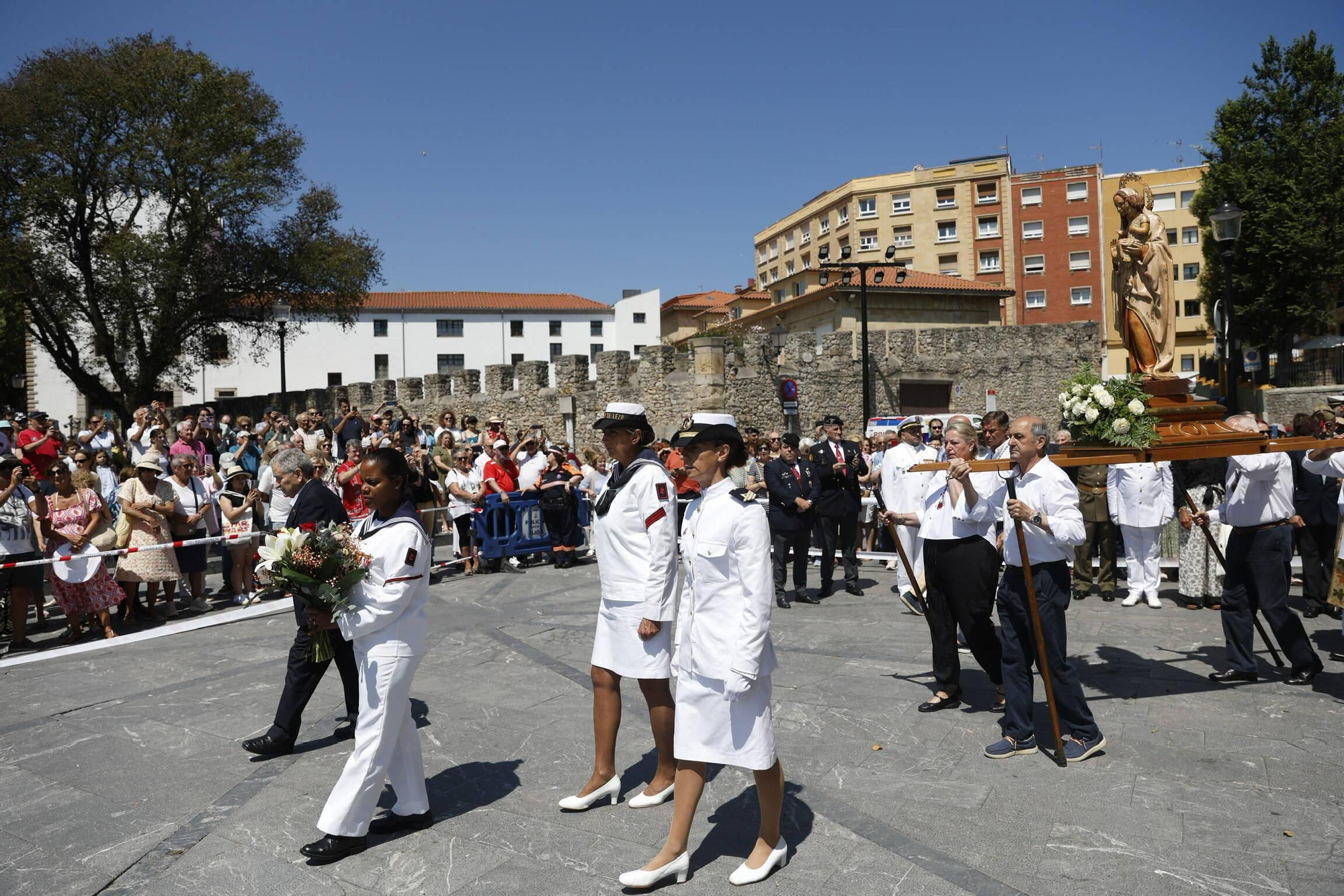 La misa con la Armada y la ofrenda floral del Carmen en Gijón, en imágenes