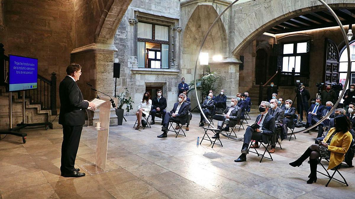 El presidente Ximo Puig, ayer, con los representantes de las empresas que optan a los fondos. | LEVANTE-EMV