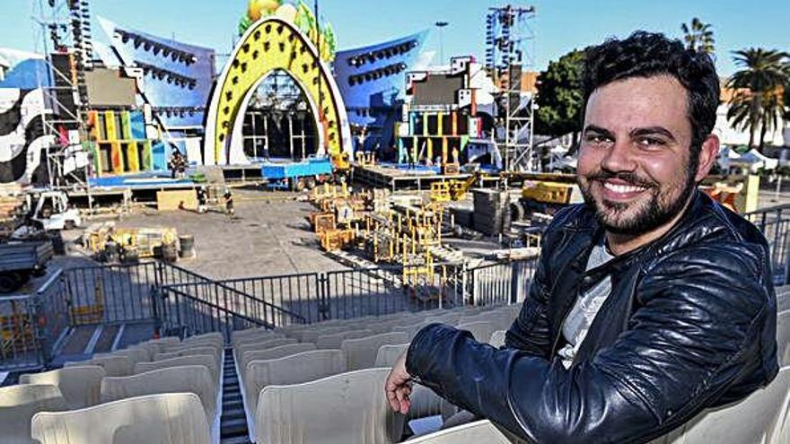 Carlos Santos Cabrera, diseñador del escenario del Carnaval de &#039;Una Noche en Río&#039;, el pasado miércoles con la obra a poco de terminar.