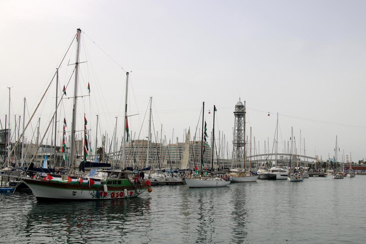 Barcos de la Global Sumud flotilla, preparados para zarpar en el puerto de Barcelona.