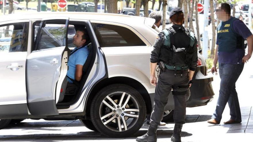 Uno de los detenidos en San Pedro de Alcántara durante la operación.