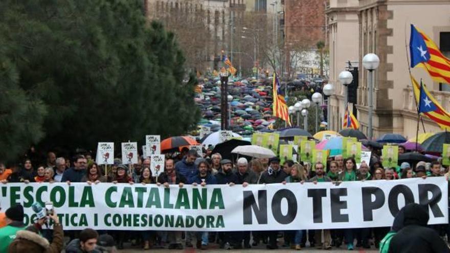 Capçalera de la manifestació convocada per Somescola.