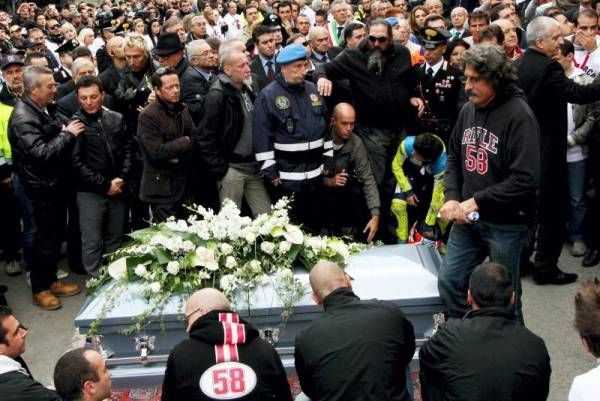 Miles de personas asisten al funeral de Marco Simoncelli