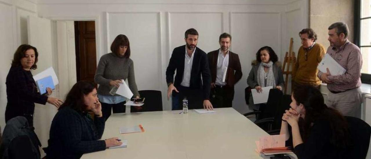 Gobierno, oposición, técnicos y comerciantes se reunieron ayer en el ayuntamiento. // Noé Parga