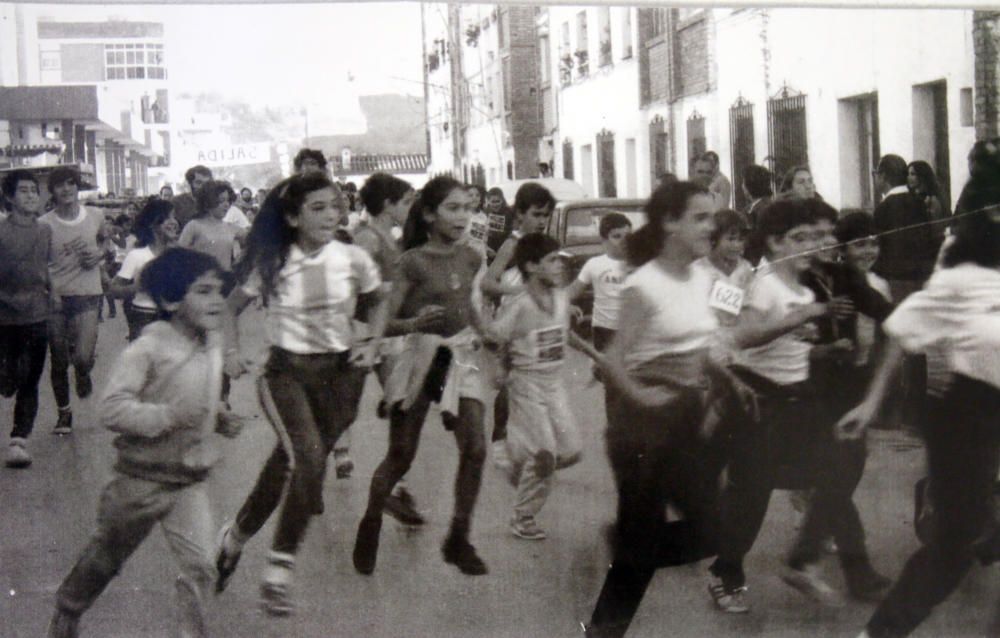 La asociación de vecinos ha preparado una exposición de fotos al aire libre con una selección de fotos de las cuarenta ediciones. Estas son algunas.