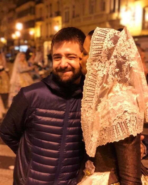 Sandra Gómez y Marc Bellvis. Tras la Ofrenda, un beso de compromiso.