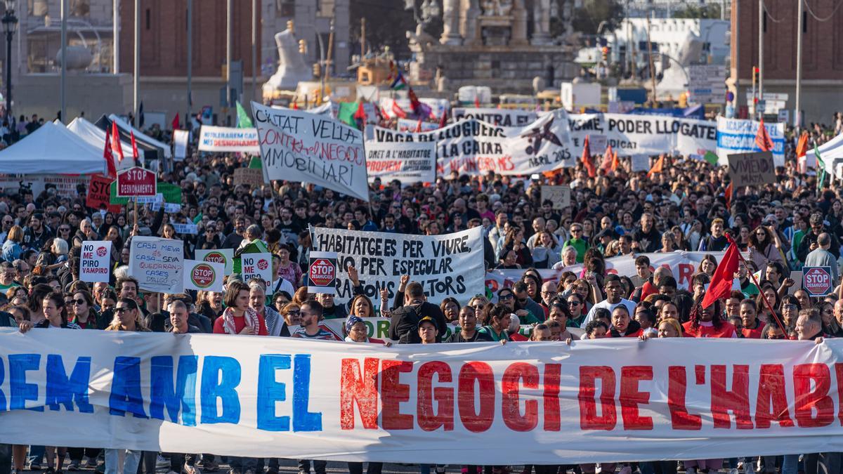 Manifestación masiva contra el precio abusivo de los alquileres y la ...