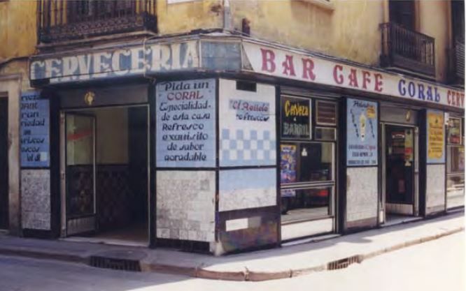 Los rótulos artesanales se resisten al olvido