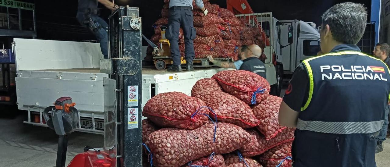 Agentes gallegos de la Policía Nacional en la &quot;megaoperación&quot; que esta semana se ha saldado con la incautación de 12 kilos de almeja japónica destinada a España.