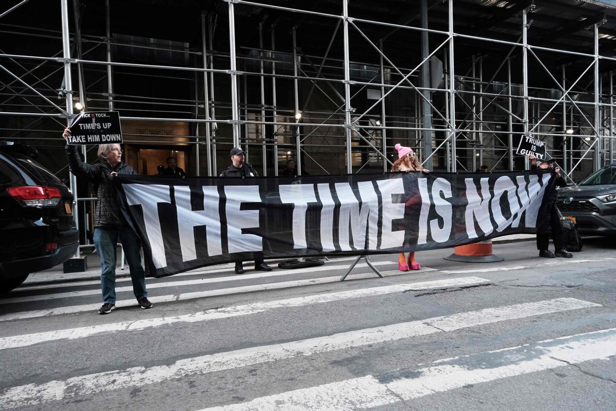  La policía, los medios de comunicación y un pequeño grupo de manifestantes se reúnen frente a un juzgado de Manhattan después de que se conociera la noticia de que el expresidente Donald Trump fue acusado por un gran jurado.