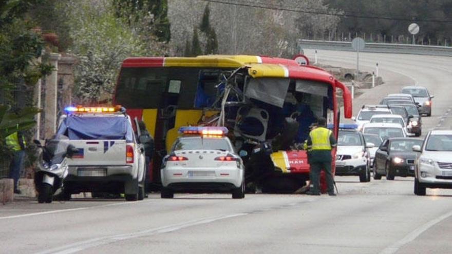 El conductor del autobús accidentado sigue muy grave