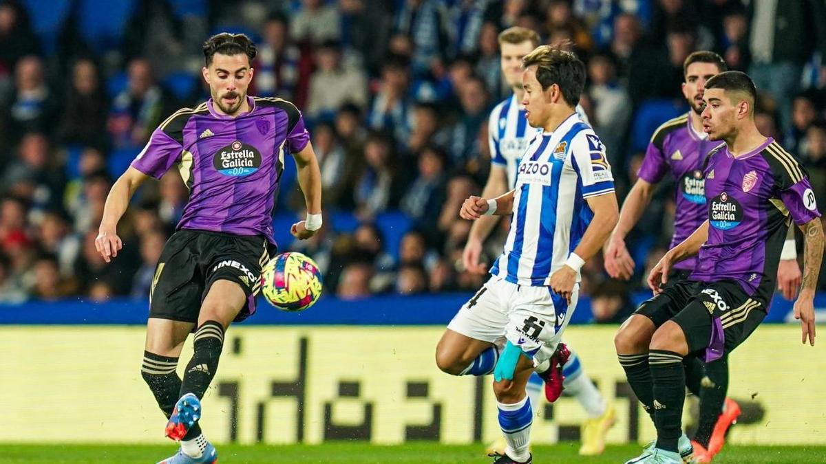 Kike Pérez controla el balón ante Kubo en el Real Sociedad- Real Valldolid