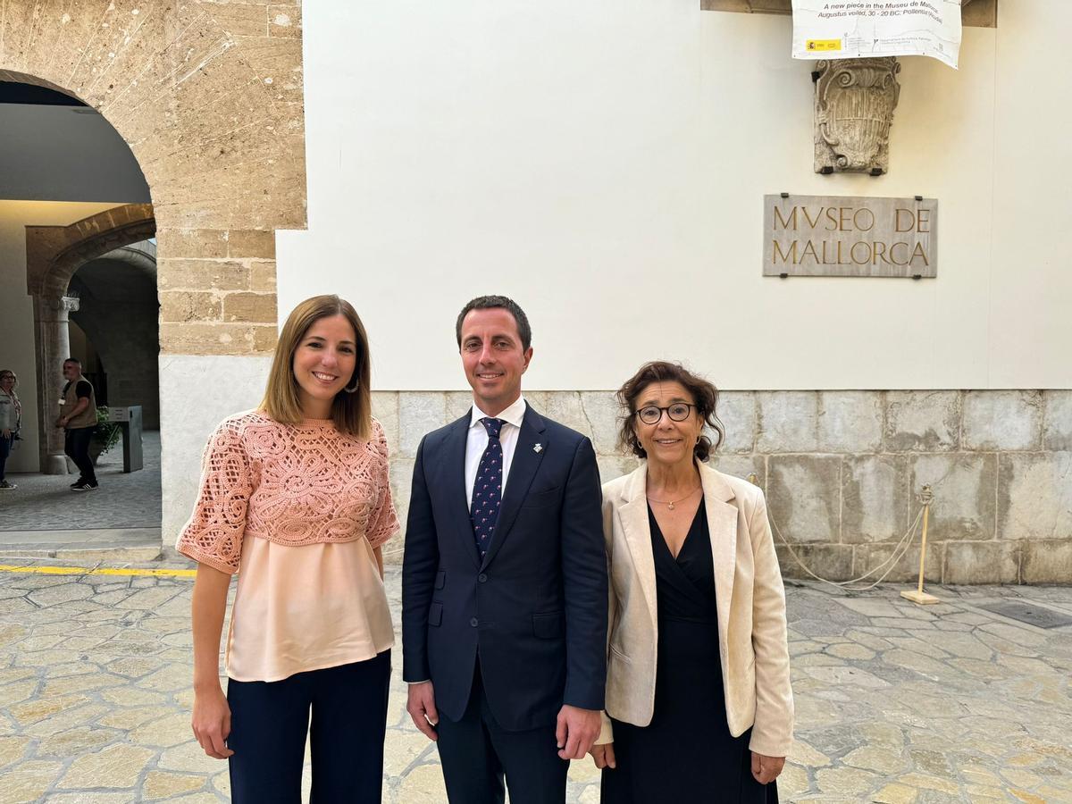 La consellera de Cultura, Antònia Roca, el presidente del Consell, Llorenç Galmés y la directora del Museu de Mallorca, Maria Gràcia Salvà.