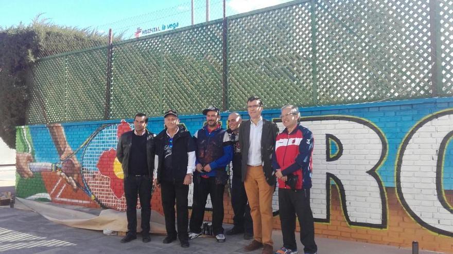 El alcalde, José Ballesta, con los grafiteros del muro exterior del Club de Tenis.