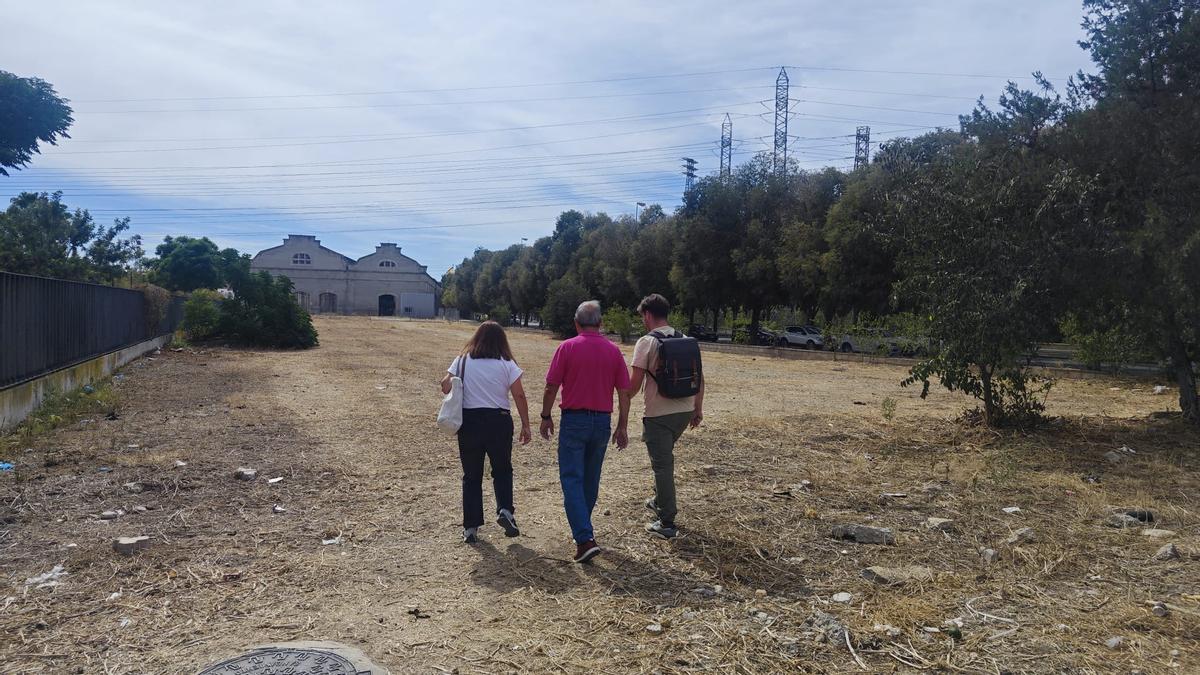 Vecinos de San Jerónimo pasean en el solar de la calle José Galán Merino donde se ha proyectado un centro social para personas en exclusión social.