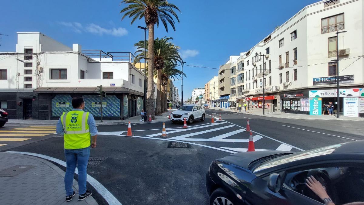 Los tres carriles de circulación en la calle Manolo Millares han entrado en funcionamiento este martes.