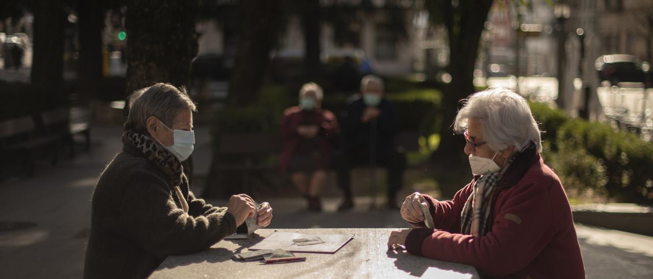 Dos personas mayores en Ourense