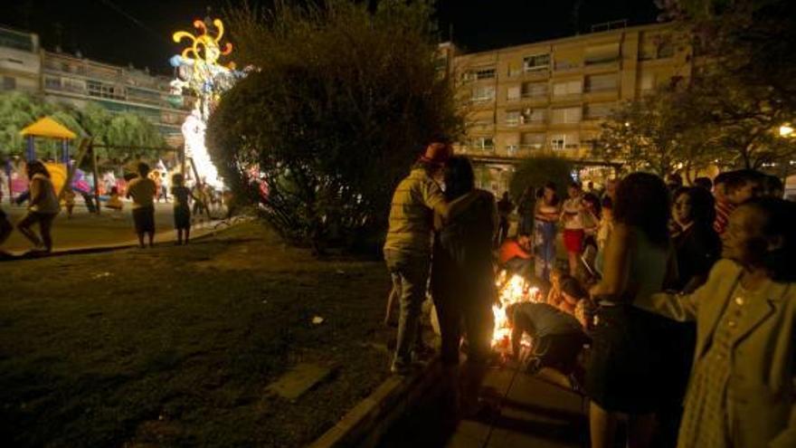 Homenaje de los vecinos de San Blas Alto al niño fallecido la noche después del siniestro.