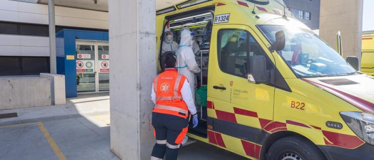 Una ambulancia, frente a la entrada del servicio de Urgencias del Hospital Can Misses.