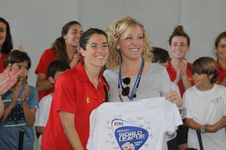 La selección española de hockey se entrena con alumnos del American School of Valencia de Puzol