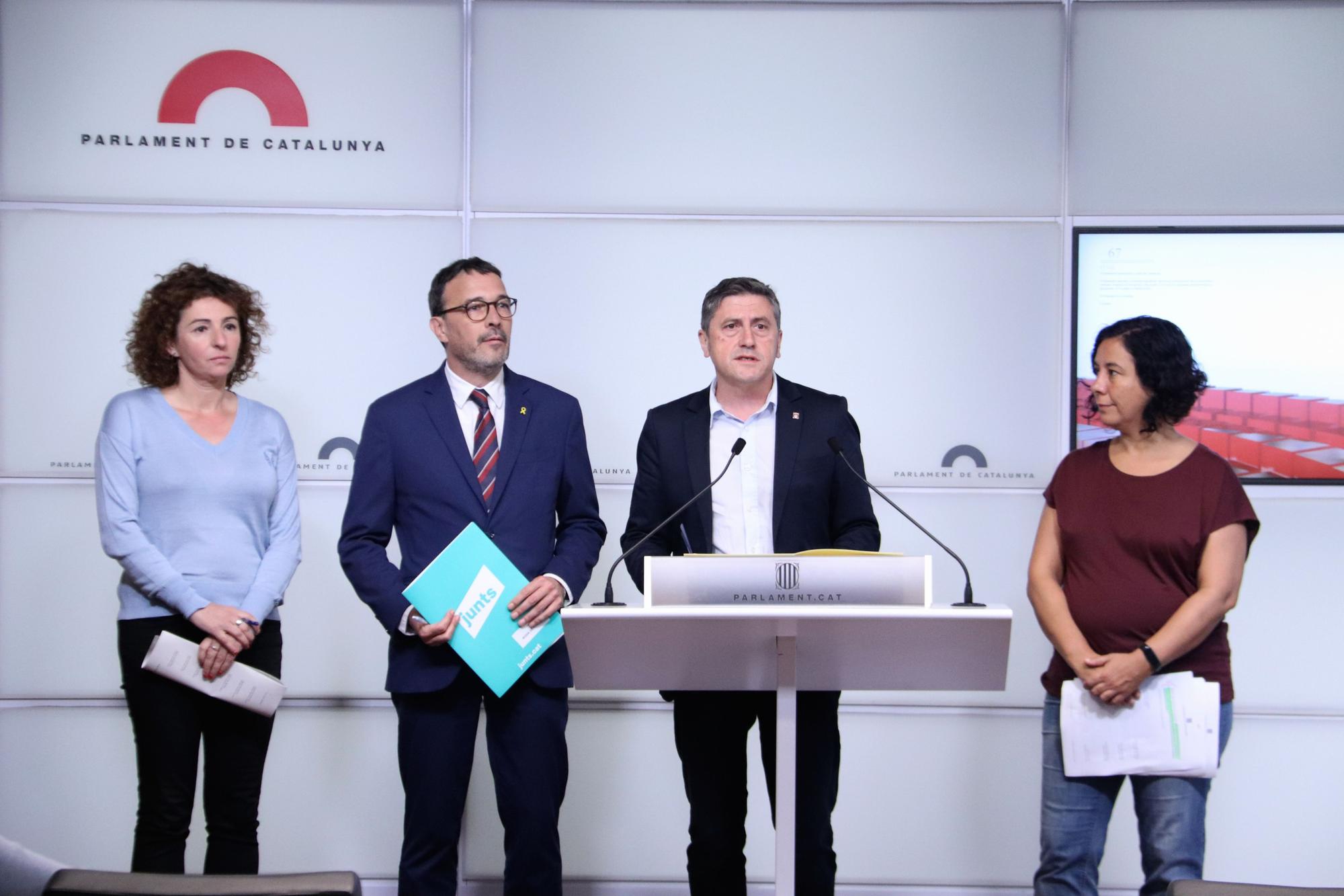 Los diputados Montserrat Vinyets (CUP), Josep Rius (Junts), Jordi Orobitg (ERC) y Susana Segovia ('comuns' ), en rueda de prensa