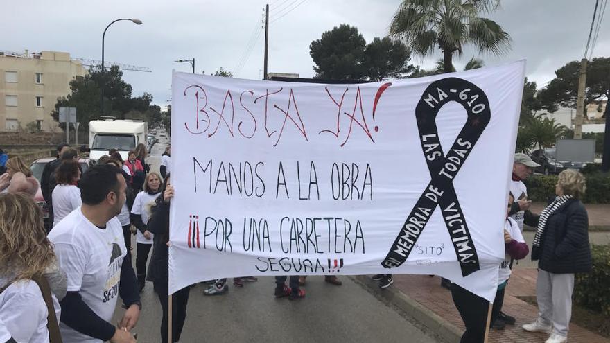 Cerca de cien personas reclaman la mejora urgente de la carretera ses Salines-Colònia de Sant Jordi