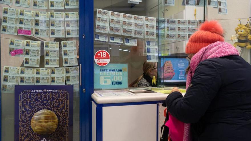 Una mujer en una administración de Lotería, ayer.