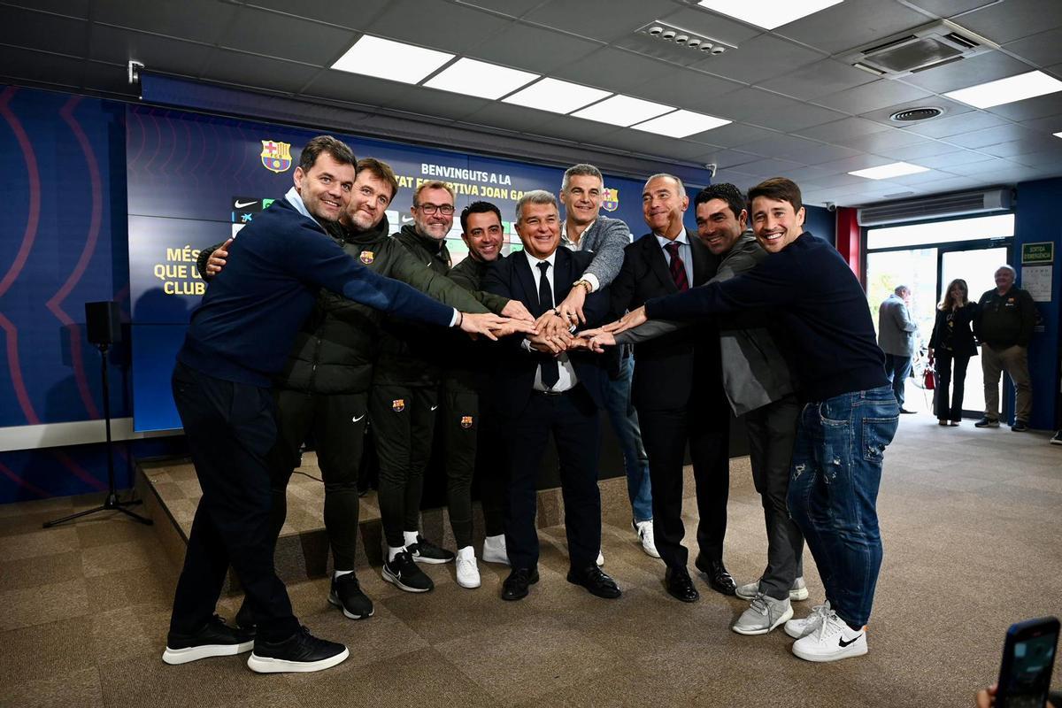 Joan Soler, directivo, Sergio Alegre, tercer entrenador, Óscar Hernández, segundo entrenador, Xavi, Laporta, Masip, miembro de la comisión deportiva, Yuste, vicepresidente deportivo, y Bojan, de la comisión deportiva, en Sant Joan Despí.