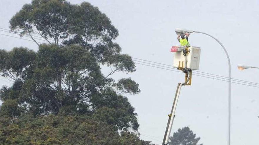 Operarios arreglan una avería en una farola en Pastoriza.