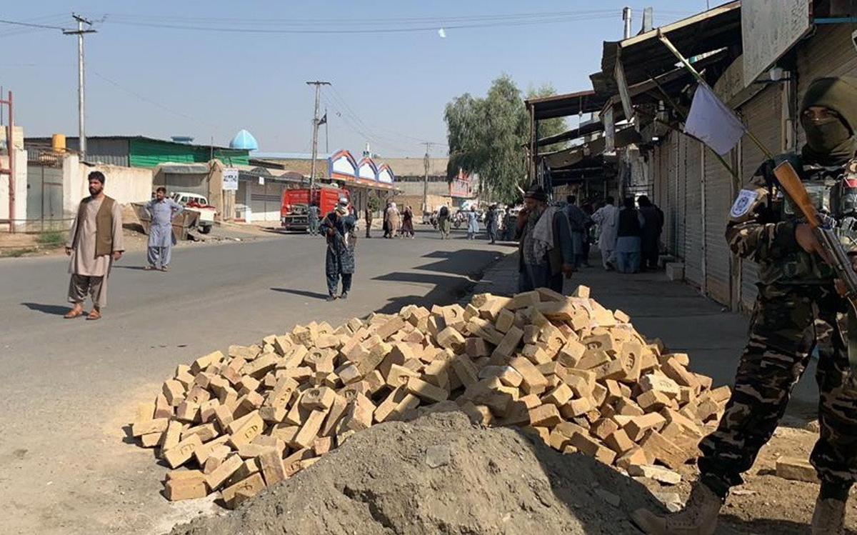 El número de fallecidos evacuados hasta ahora de la mezquita es de 32 y hemos trasladado también a más de 50 heridos al hospital de Kandahar. Estas cifras no son las definitivas, advirtió a Efe un funcionario local, que pidió el anonimato. Un diputado en el Parlamento por Kandahar, Muqtada Miran, confirmó a Efe más de 30 muertos y 65 heridos en el ataque suicida, en el que al menos un terrorista se inmoló, aunque algunos medios locales hablan de más de un atacante.