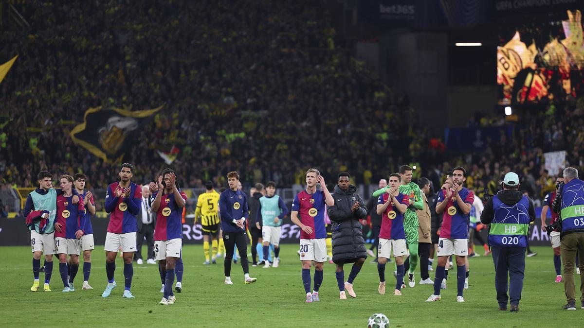 Los jugadores del FC Barcelona saludan a los aficionados culés en el Signal Iduna Park tras el partido frente al Borussia Dortmund de la Champions 2024/25