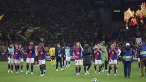 Los jugadores del FC Barcelona saludan a los aficionados culs en el Signal Iduna Park tras el partido frente al Borussia Dortmund de la Champions 2024/25