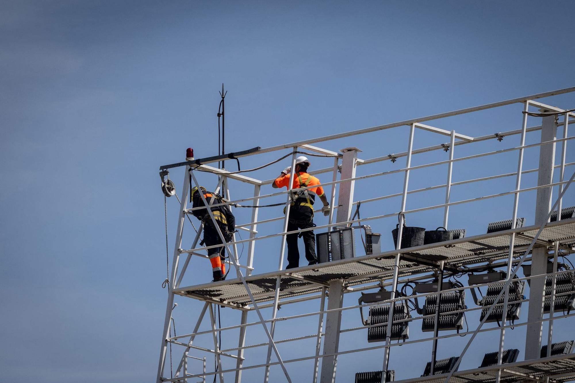 En imágenes | Desmontaje de los focos de La Romareda y estado del campo tras el último partido antes de la demolición