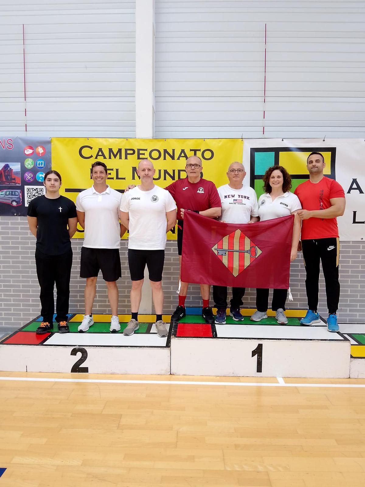 Lucas, Jesús, Toni, Jorge, Diana, Alejandro, Alfredo y Jezer, equipo press banca Club Halterofilia Alzira.