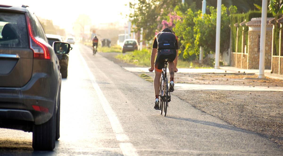 La Policía Nacional advierte a todos los conductores de lo que tienen que hacer al ver un ciclista.