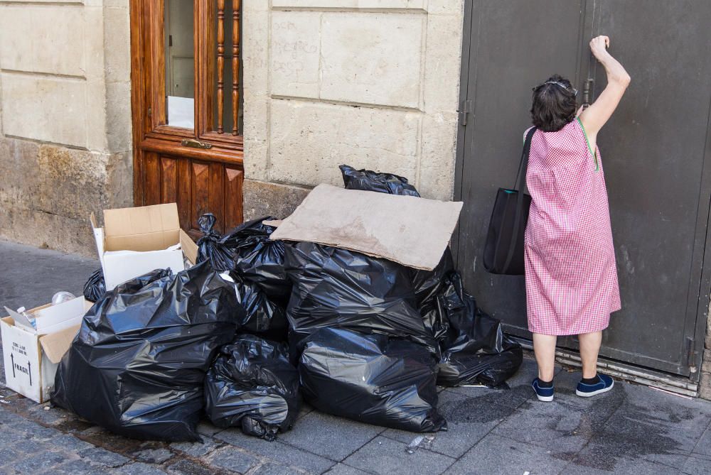 La basura no se retira hasta media mañana en el Barrio por la huelga de celo de la limpieza