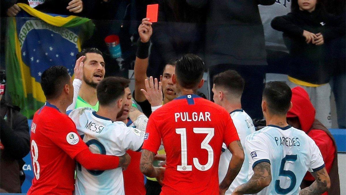 Díaz de Vivar expulsó a Messi y Medel en la acción que rompió el Argentina-Chile